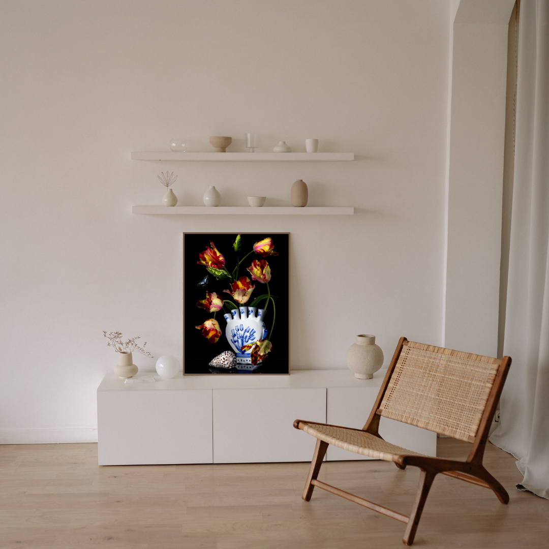 Bloemstilleven met delfts blauwe vaas en tulpen