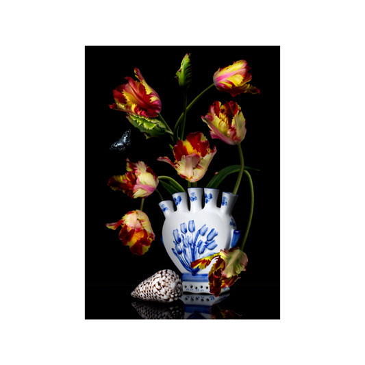 Bloemstilleven met delfts blauwe vaas en tulpen