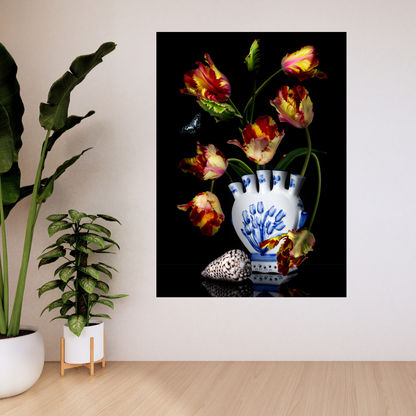 Bloemstilleven met delfts blauwe vaas en tulpen